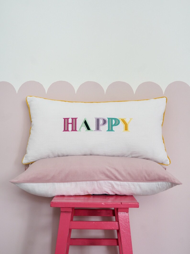 Taie d'oreiller décorative avec une inscription brodée colorée Happy, cadeau unique pour baby shower, traversin pour coach enfant, déco chambre bébé image 2