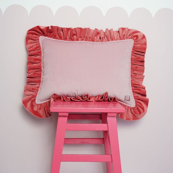 Oreiller en velours rose avec volant « Smoothie aux framboises » chambre romantique, coussin décoratif de salon, décoration exclusive, cadeau pour elle