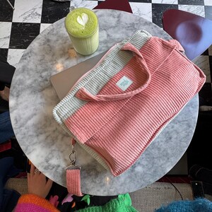 Corduroy laptopväska “Strawberry Matcha”, snygg MacBook-väska, julklapp till henne, kontorsväska, present till affärskvinna eller resenär