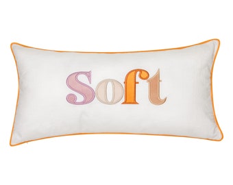 Kissenbezug mit pastellfarbener Stickerei mit der Aufschrift „Soft“, einzigartiges Geschenk für Mädchen, dekoratives Kissen für das Wohnzimmer, stilvolle Wohnaccessoires