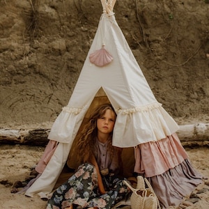 Teepee tent with ruffles &quot;Powder frills&quot; and linen mat shell, boho room for girls, rustic room decor, teepee enfant for children&#39;s bedroom