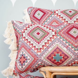 Exklusives Jacquard-Nackenkissen mit Quasten im „Rosa Boho-Stil“, ideal für Schlafzimmer oder Wohnzimmer mit Ethno-Akzent, Gobelin-Lendenkissen