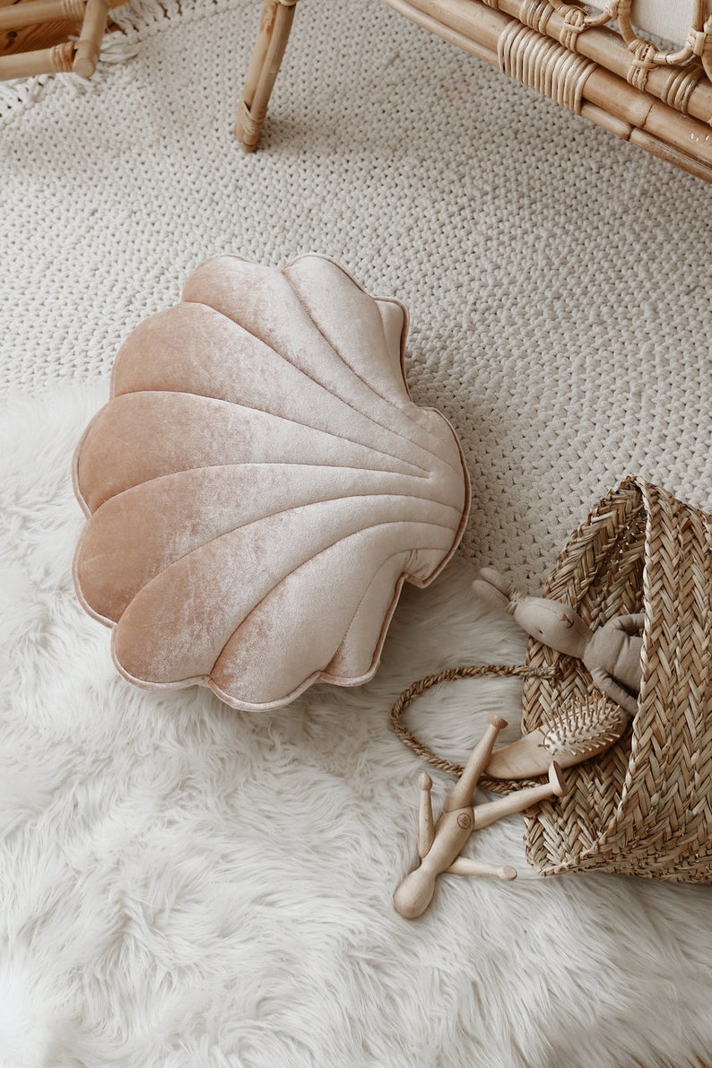 Velvet Shell Pillow “Beige Pearl”  