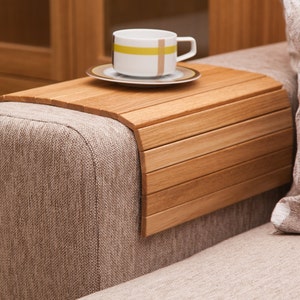 Mesa auxiliar para sofá de roble natural - Bandeja con reposabrazos de madera ajustable - Mesa auxiliar para sofá - Superficie de madera suave y resistente para café, refrigerios y comidas