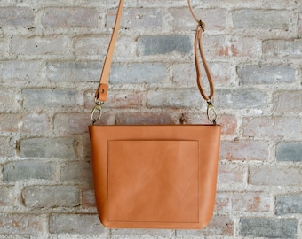 Kleine crossbody tas van camel leer met buitenvak en ritssluiting. Mini Cap Sa Sal-tas. Handgemaakt.