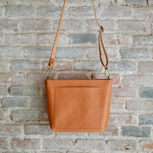 Kleine Umhängetasche aus Camel Leder mit Aussentasche und Zipper. Mini Cap Sa Sal Tasche. Handgefertigt.