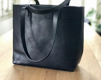 Bolso de cuero. Tote de piel con bolsillo exterior. Cuero de curtición vegetal. Bolso Cap Sa Sal en piel de color Negro.