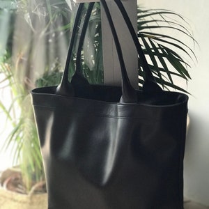Black Leather tote bag with zipper and inside lining. Leather purse. Handmade.
