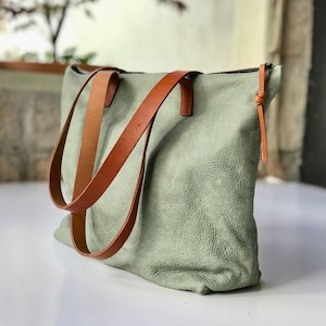 Ledertasche in moosgrün aus Leder mit Reißverschluss und Innenfutter. Handgefertigt.