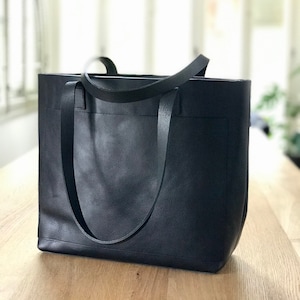 Leather bag. Leather tote with outside pocket. Vegetable tanned Leather. Cap Sa Sal Bag in Black leather.