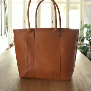 Bolso de piel de camello curtida vegetal con cremallera y forro interior. Bolso Rocabruna color camello. Hecho a mano.