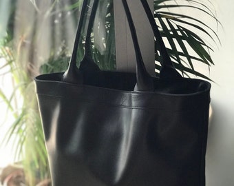 Black Leather tote bag with zipper and inside lining. Leather purse. Handmade.