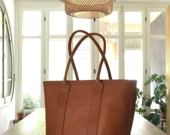 Bolso tote extragrande de piel curtida vegetalmente, color tostado, hecho a mano por Rocabruna.