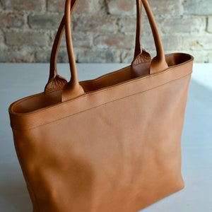 Leather tote bag with zipper and inside lining. Shoulder bag. Camel color leather. Handmade. image 8