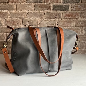 Grey Leather bag / Shoulder bag / Crossbody bag with zip, crossbody strap and inside lining. Bramant collection bag in Gray soft leather.