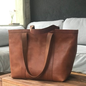 Oversized Cognac Leather bag with zipper and inside lining. Rocabruna leather bag in tan leather. Classy Diaper and work bag. Handmade. image 2