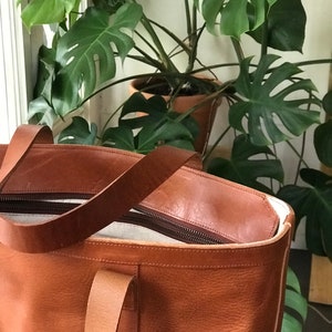 Oversized Cognac Leather bag with zipper and inside lining. Rocabruna leather bag in tan leather. Classy Diaper and work bag. Handmade. image 5