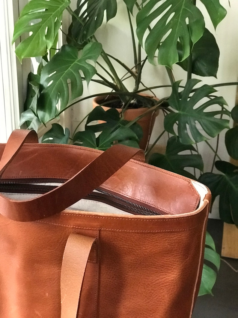 Oversized Cognac Leather bag with zipper and inside lining. Rocabruna leather bag in tan leather. Classy Diaper and work bag. Handmade. image 5