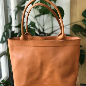 Leather tote bag with zipper and inside lining. Shoulder bag. Camel color leather. Handmade. image 3