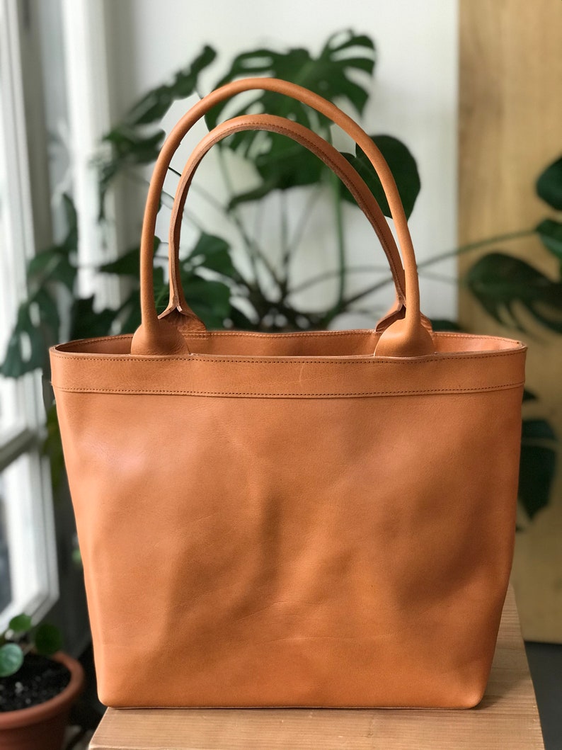 Leather tote bag with zipper and inside lining. Shoulder bag. Camel color leather. Handmade. image 3