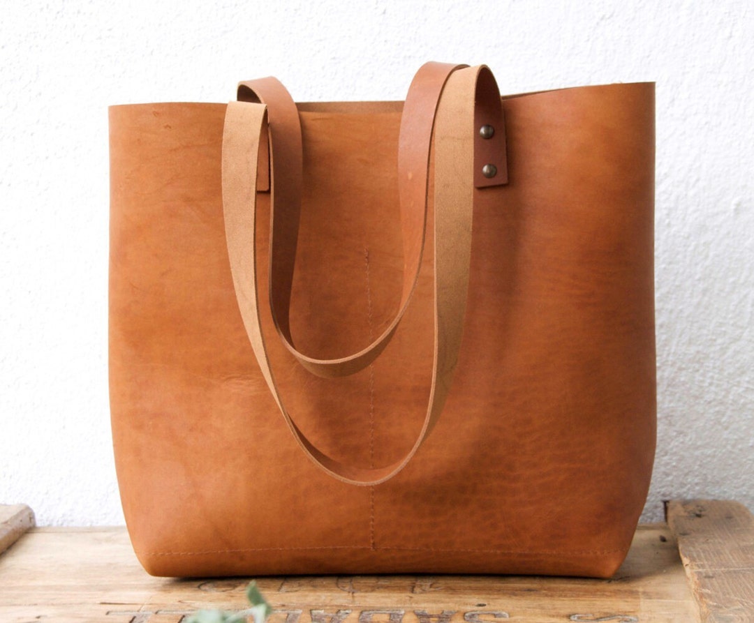 Oversized Camel Leather Tote Bag With Outside Pockets. Cap Sa 