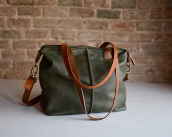 Green Leather bag with zip, crossbody strap and inside lining. Bramant Bag. Soft leather purse/crossbody bag/messenger