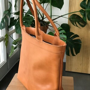 Leather tote bag with zipper and inside lining. Shoulder bag. Camel color leather. Handmade. image 5