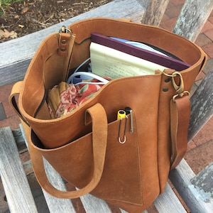 Sac fourre-tout en cuir camel avec grande poche extérieure. Sac Cap Sa Sal. Fait main.