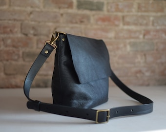 Leder Crossbody Tasche. Leder Clutch Tasche mit abnehmbarem Riemen. Vielseitiger Alltag. Pals Kollektion.