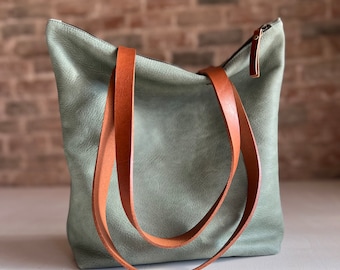 Sac en cuir vert mousse avec fermeture à glissière et doublure intérieure. Fait main.