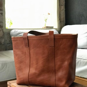 Oversized Cognac Leather bag with zipper and inside lining. Rocabruna leather bag in tan leather. Classy Diaper and work bag. Handmade. image 6