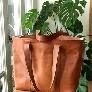 Oversized Cognac Leather bag with zipper and inside lining. Rocabruna leather bag in tan leather. Classy Diaper and work bag. Handmade. image 7