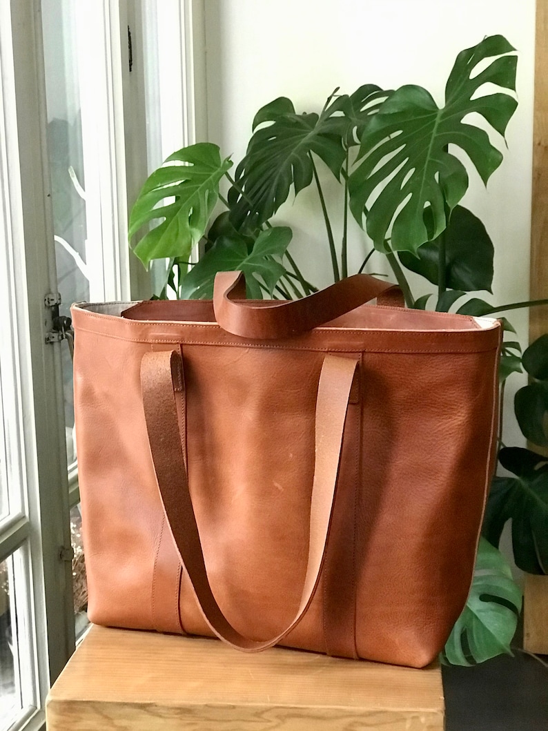 Oversized Cognac Leather bag with zipper and inside lining. Rocabruna leather bag in tan leather. Classy Diaper and work bag. Handmade. image 7