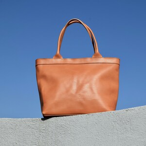 Leather tote bag with zipper and inside lining. Shoulder bag. Camel color leather. Handmade. image 7