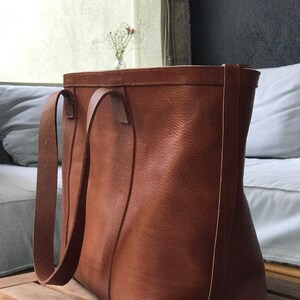 Oversized Cognac Leather bag with zipper and inside lining. Rocabruna leather bag in tan leather. Classy Diaper and work bag. Handmade. image 8