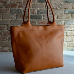 Leather tote bag with zipper and inside lining. Shoulder bag. Camel color leather. Handmade. image 9