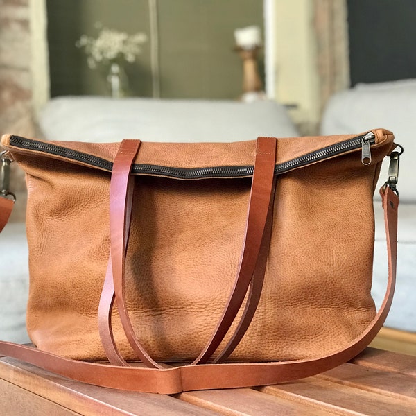 Sac en cuir marron clair avec fermeture éclair et doublure intérieure. Fait main. Sac en cuir minimaliste.