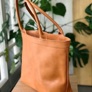 Leather tote bag with zipper and inside lining. Shoulder bag. Camel color leather. Handmade. image 2