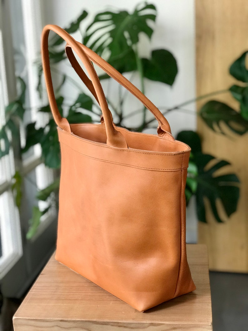 Leather tote bag with zipper and inside lining. Shoulder bag. Camel color leather. Handmade. image 2