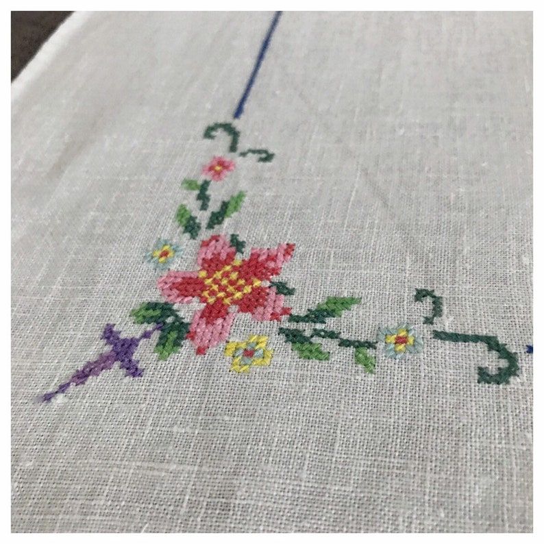 Approx Embroidered Cross Stitch Multicoloured Floral Posy Basket Vintage White Linen Tablecloth 85cm x 82cm