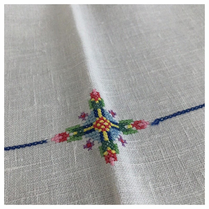 Approx Embroidered Cross Stitch Multicoloured Floral Posy Basket Vintage White Linen Tablecloth 85cm x 82cm