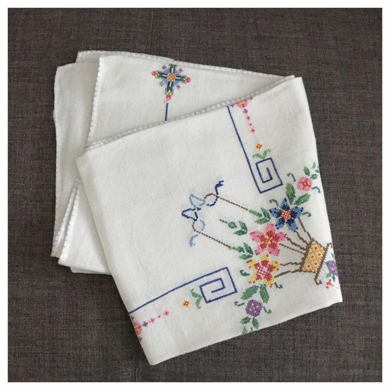 Approx Embroidered Cross Stitch Multicoloured Floral Posy Basket Vintage White Linen Tablecloth 85cm x 82cm