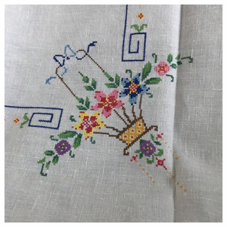 Approx Embroidered Cross Stitch Multicoloured Floral Posy Basket Vintage White Linen Tablecloth 85cm x 82cm