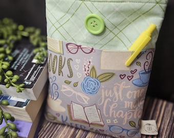 Funda para Kindle "Un Capítulo Más" – Cierre de botón y bolsillo frontal
