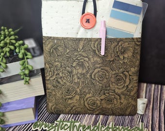 Funda para Kindle con rosas neutras: cierre de botón y bolsillo frontal