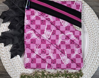 Funda acolchada con cremallera para Kindle con estampado de cuadros rosas y negros. Regalo ideal para amantes de los libros.