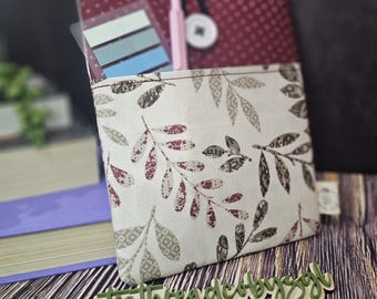 Funda para Kindle con estampado floral neutro: botones en la parte superior y bolsillo frontal