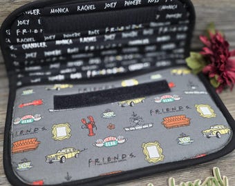 Funda para Kindle inspirada en las comedias de situación de los 90: ambiente retro de cafetería.