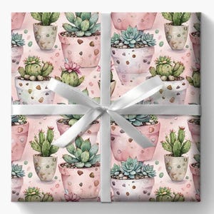 Puede incluir: Papel de regalo rosa con un patrón repetido de suculentas en maceta en varios tonos de verde. Las suculentas están en macetas blancas con motas rosas y marrones.