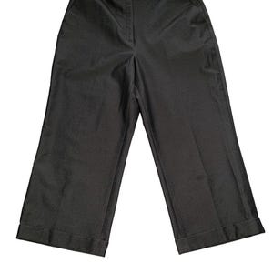 Pode incluir: Cal&ccedil;as cinza escuro de perna larga com um corte sob medida. As cal&ccedil;as apresentam cintura alta, bolsos frontais e bainhas com punho. O tecido tem um brilho sutil, sugerindo um estilo formal. Uma pe&ccedil;a de vestu&aacute;rio cl&aacute;ssica e vers&aacute;til.